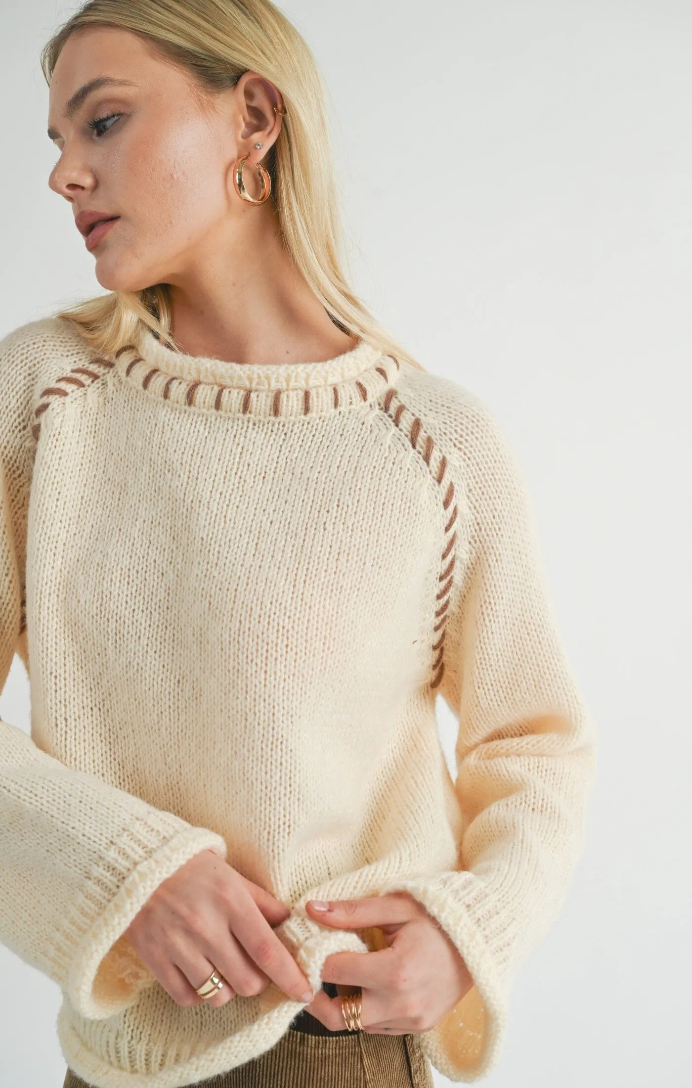 CONTRAST STITCH CREAM KNIT SWEATER